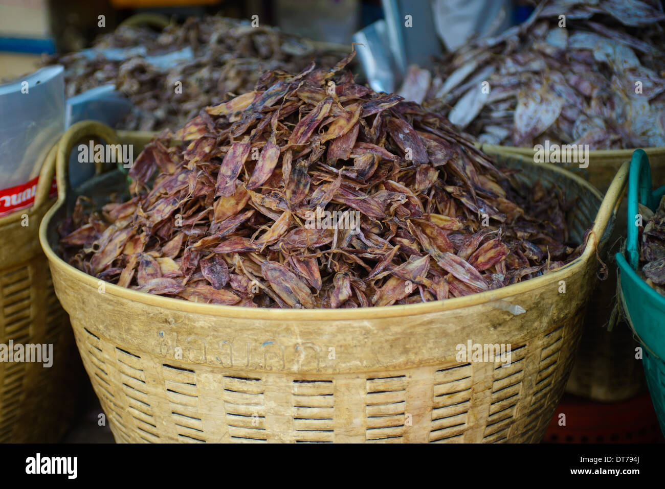 einen gelben Korb voller trockenen Tintenfische, aufgenommen bei einem lokalen asiatischen Markt, Bangkok, Thailand Stockfoto