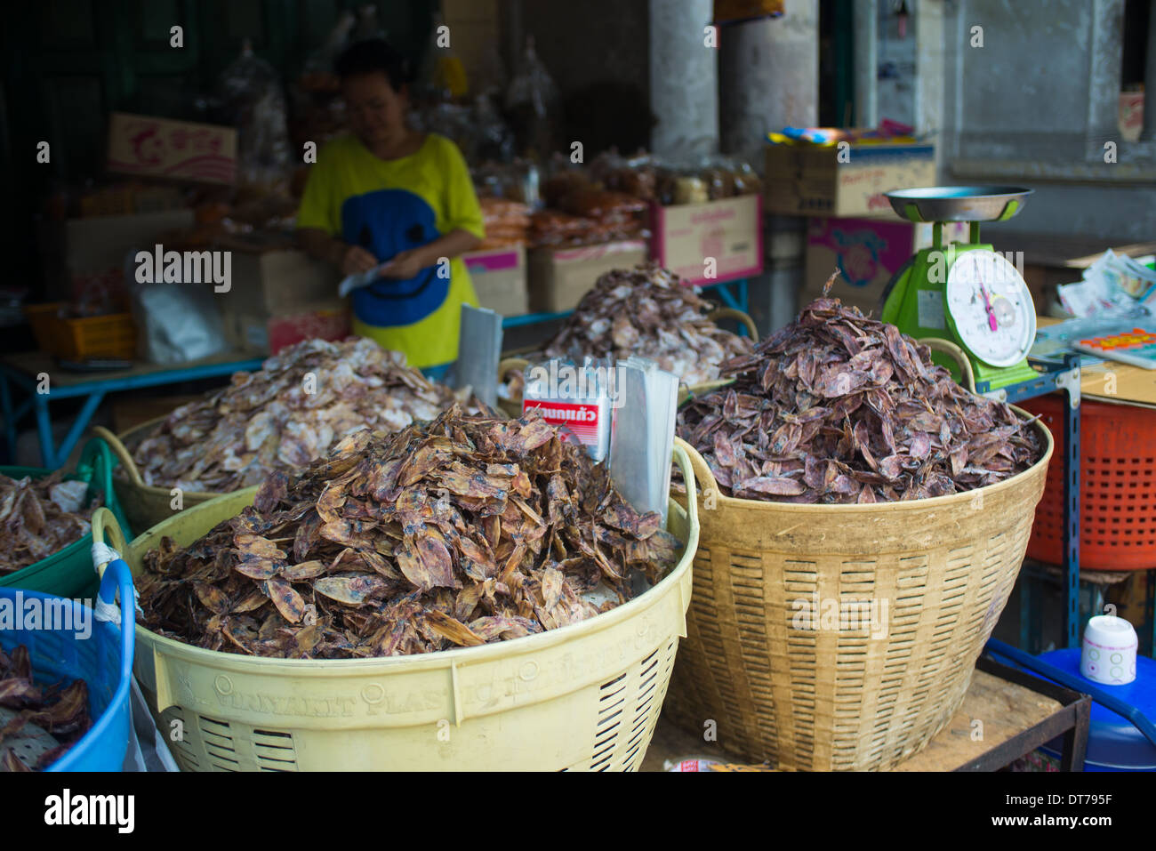 Körbe voller trockenen Tintenfische, aufgenommen bei einem lokalen asiatischen Markt, Bangkok, Thailand Stockfoto