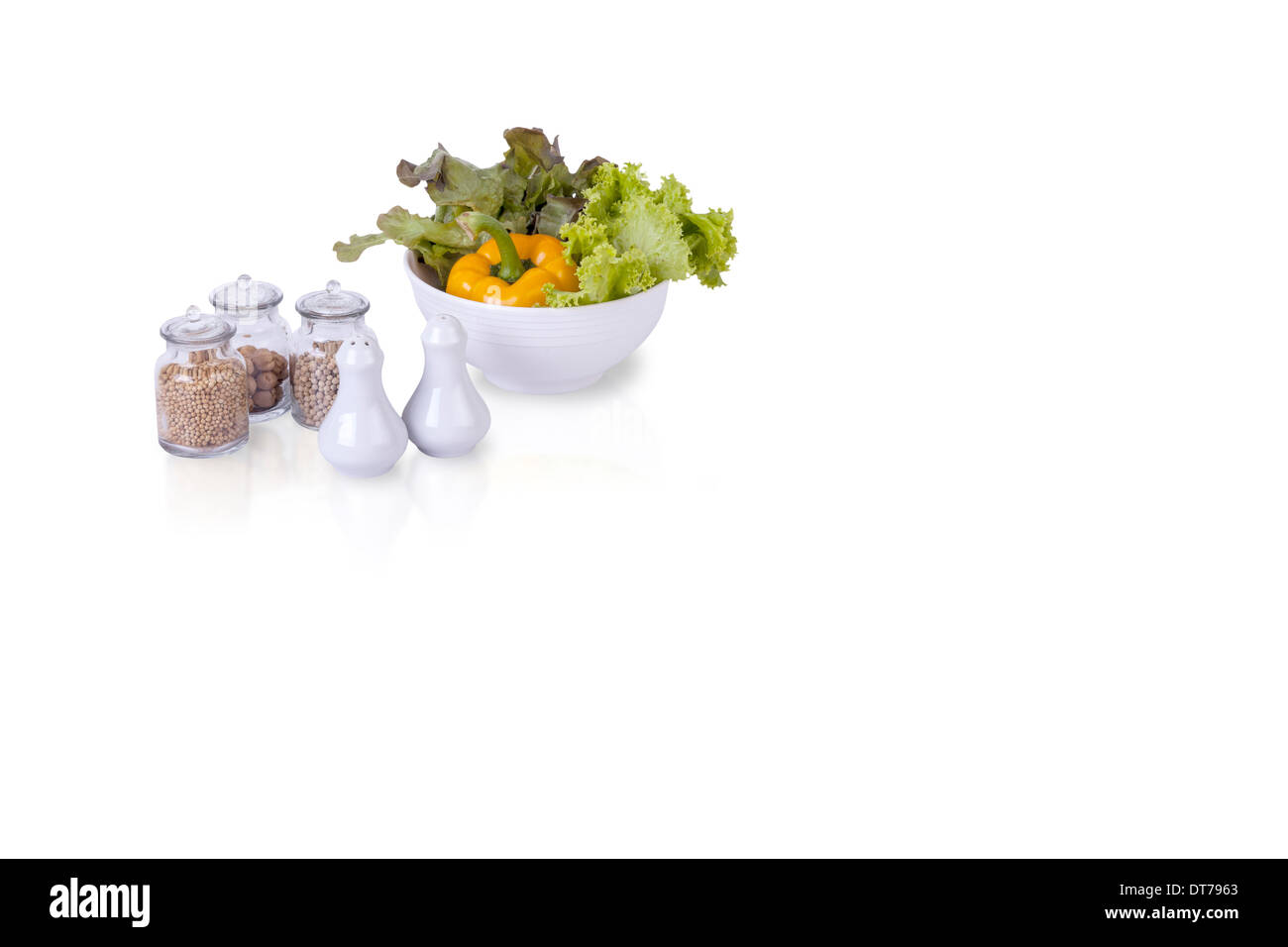 Schale mit Gemüse und Gewürzen Flaschen isoliert auf weiss Stockfoto