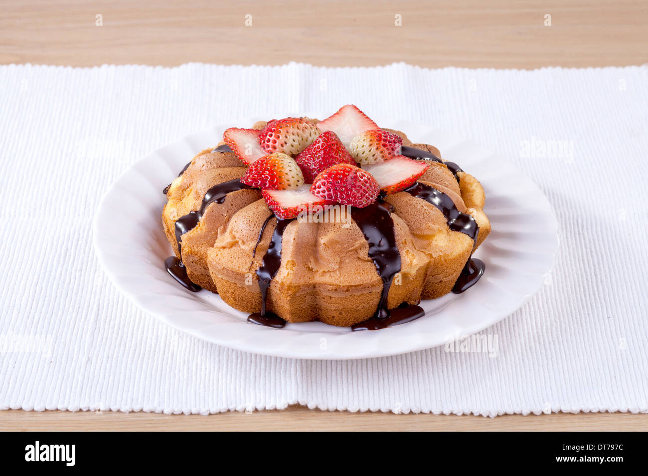 Hausgemachte Kuchen mit Erdbeeren und Schokolade topping Stockfoto