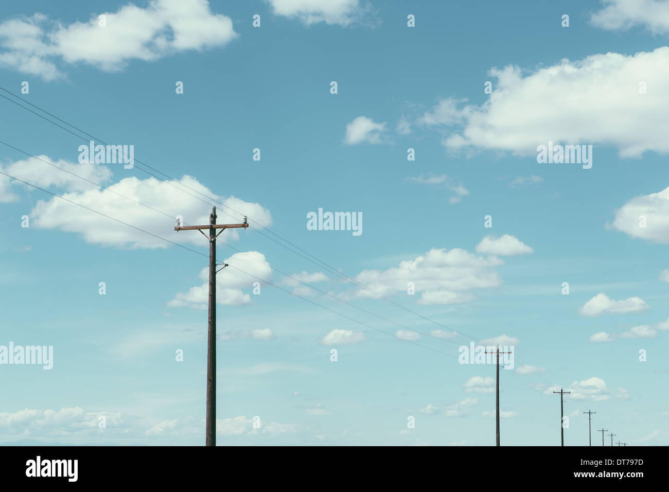 Telefonmasten, Stromleitungen und bewölkten Himmel, in der Nähe von Quincy Stockfoto
