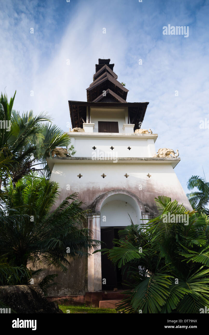 Alte asiatische Architektur, weiße Hochhaus im Nong Nooch Tropical Garden, Thailand Stockfoto