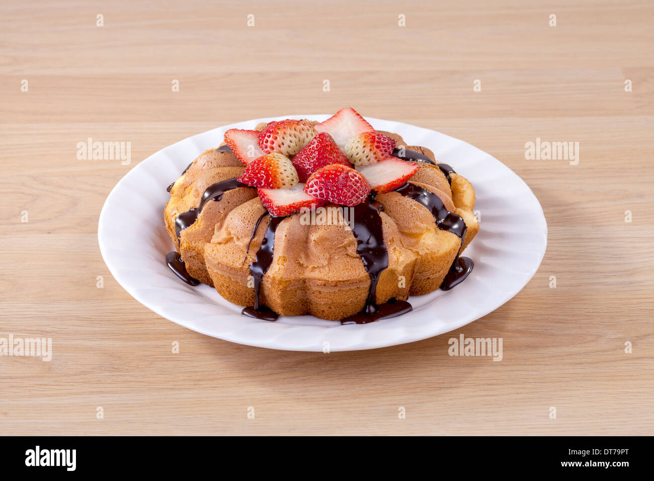 Hausgemachte Kuchen mit Erdbeeren und Schokolade topping Stockfoto