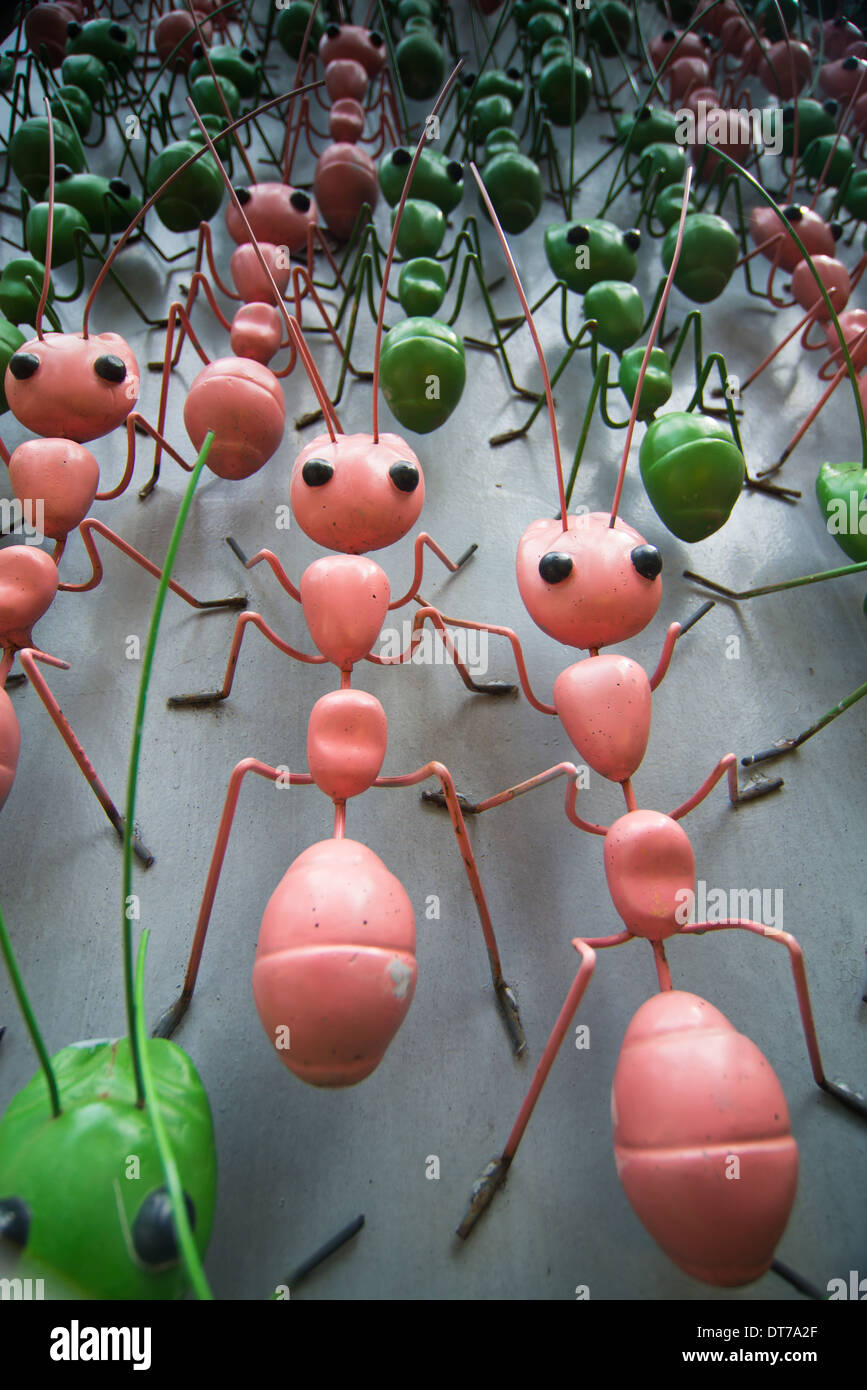 Ameisen auf einer Betonkonstruktion, eine einzigartige Kunstinstallation im Nong Nooch Tropical Garden, Thailand Stockfoto