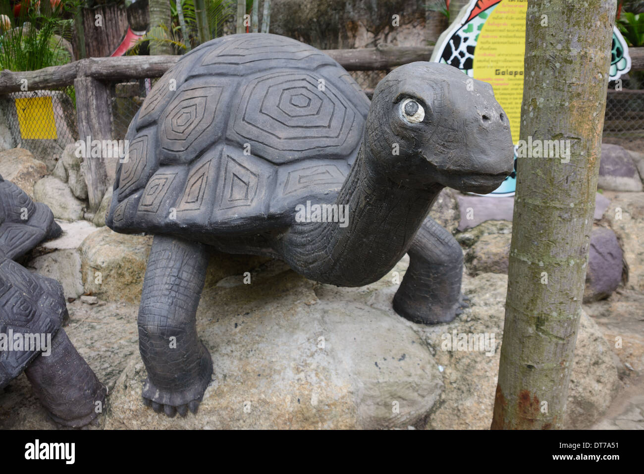 Eine Schildkröte-Skulptur, Kunst-Installation in einem Zoo in Nong Nooch Tropical Garden, Thailand Stockfoto
