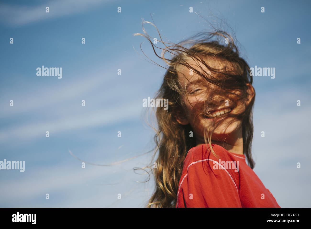 Ein Lächeln auf den Lippen neun Jahre altes Mädchen mit dem Wind ihr Haar über ihr Gesicht King County, Washington USA Stockfoto