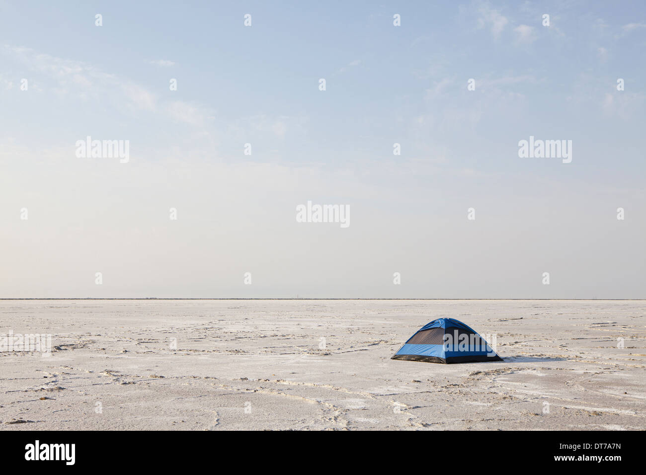 Eine blaue Zelt am Salzsee von Bonneville in der Abenddämmerung Salzsee von Bonneville Utah USA Stockfoto