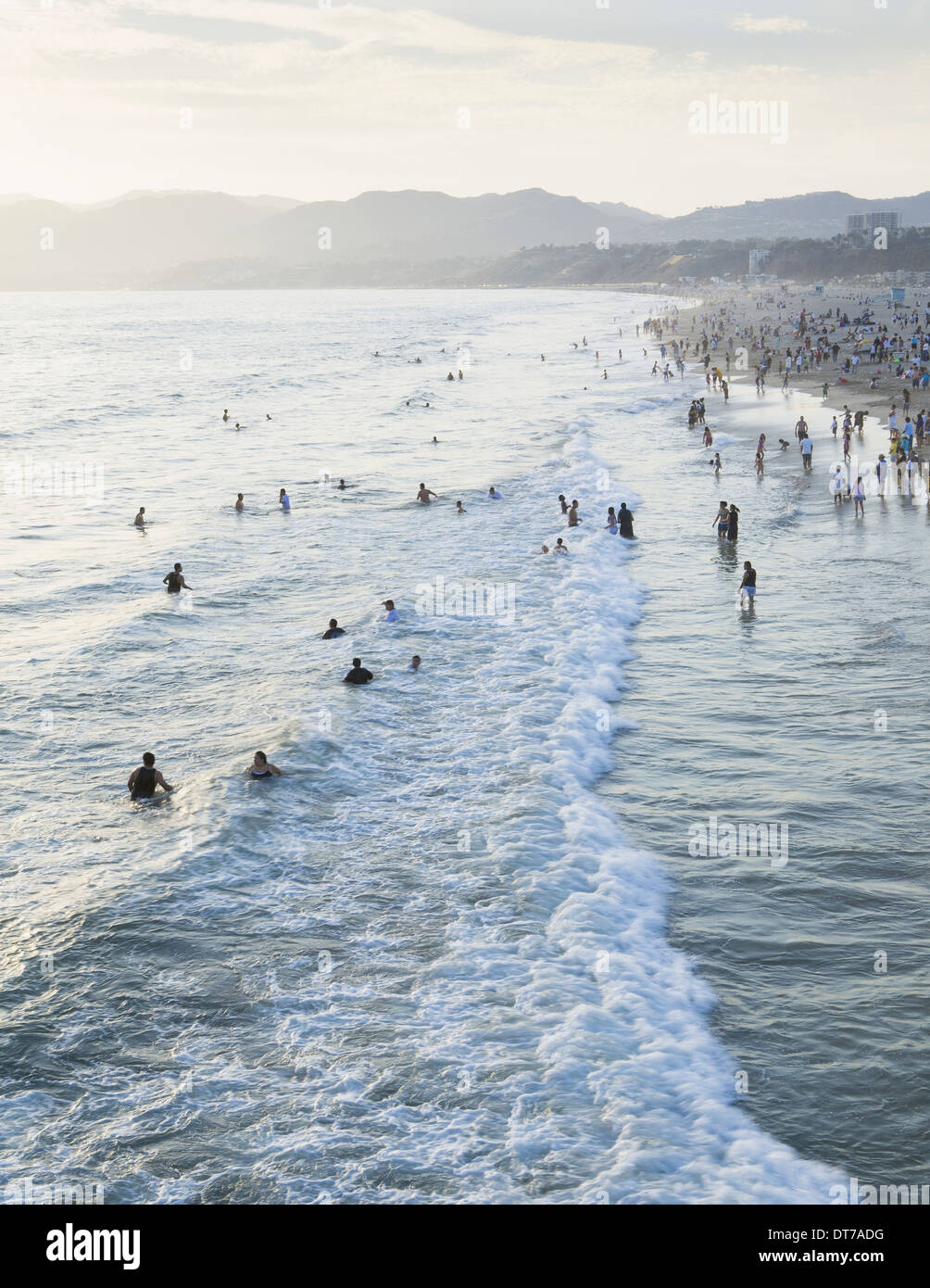 Große Gruppe von Menschen, die Schwimmen im Meer an der Santa Monica California Santa Monica Los Angeles County Kalifornien USA Stockfoto