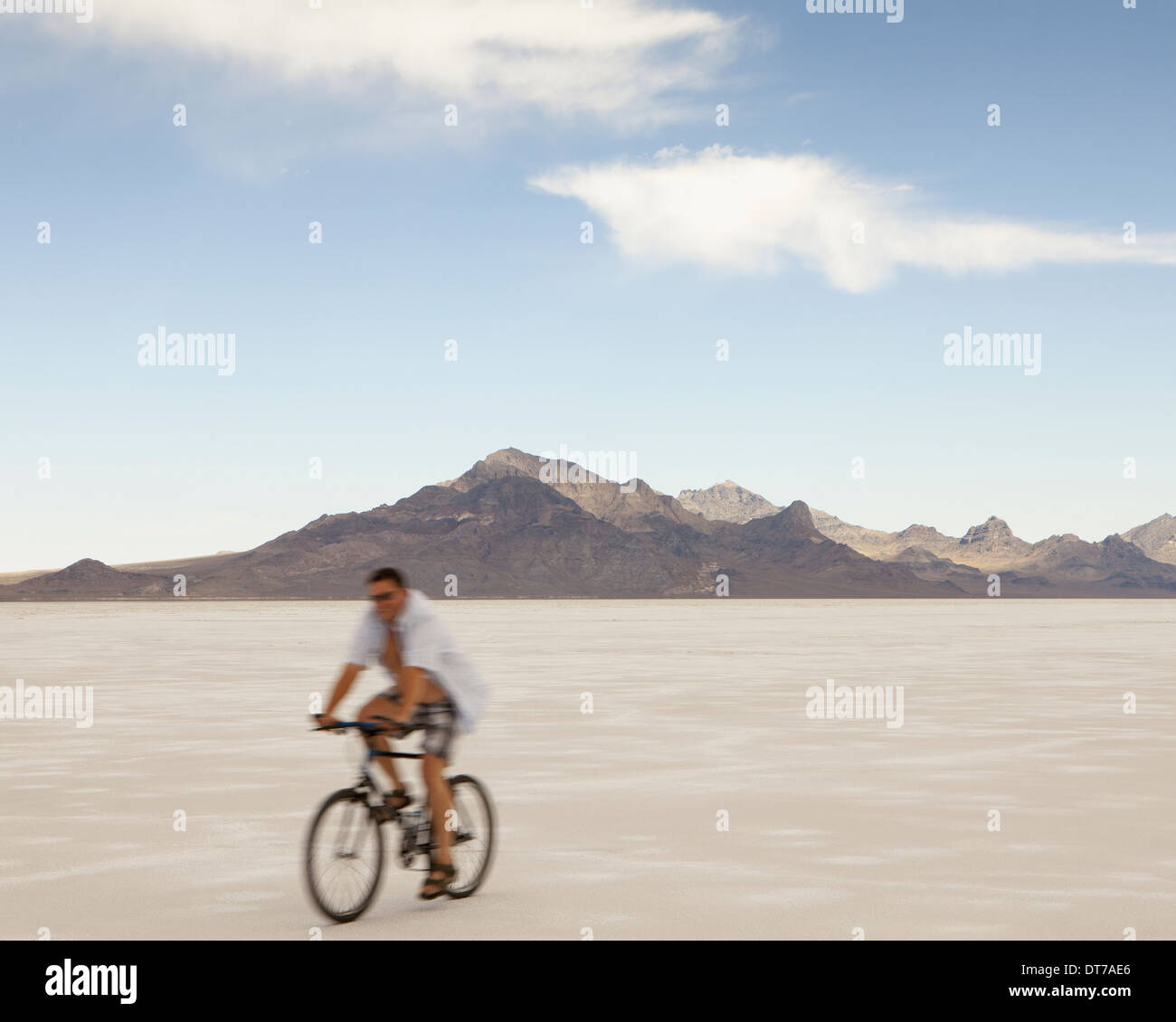 Radfahren auf den Bonneville Salt Flats während Speed Week Salzsee von Bonneville Utah USA Mann Stockfoto