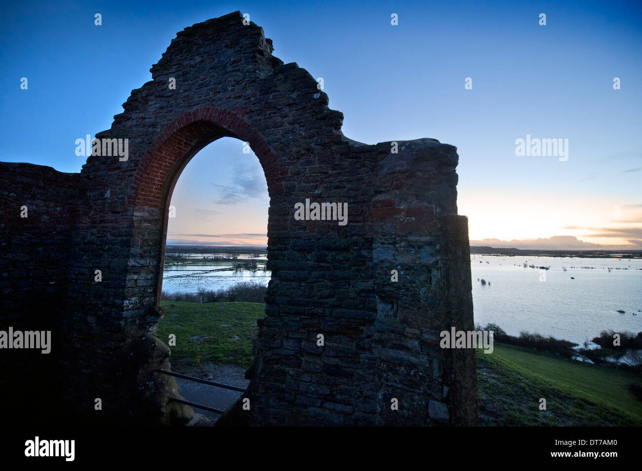 Die überfluteten Somerset Levels betrachtet aus Graben prahlen mit den Ruinen der Kirche St. Michaelis im Morgengrauen UK Stockfoto