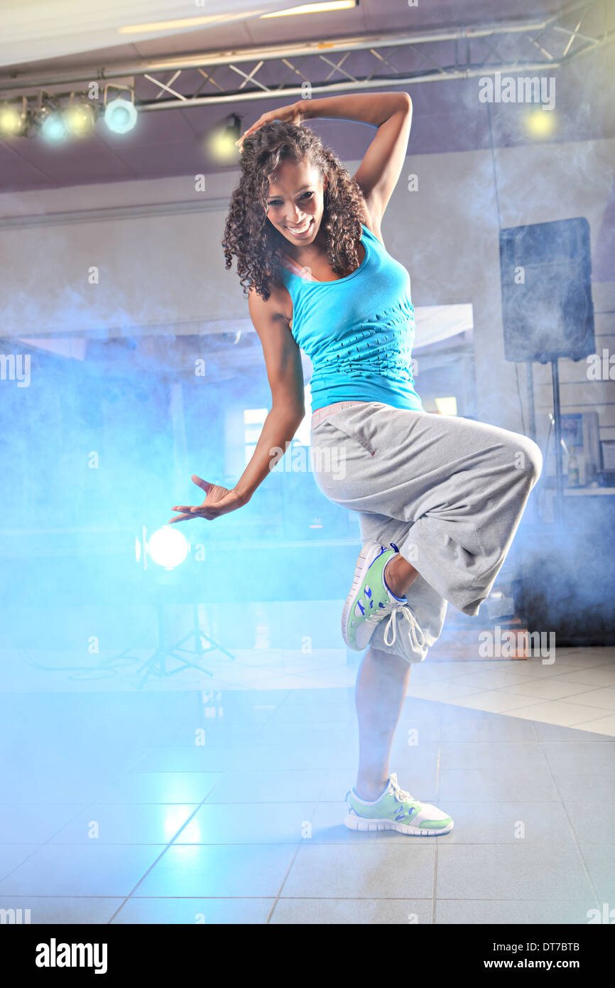 junge Frau im Sport Kleid an ein aerobes und Zumba Training Stockfoto
