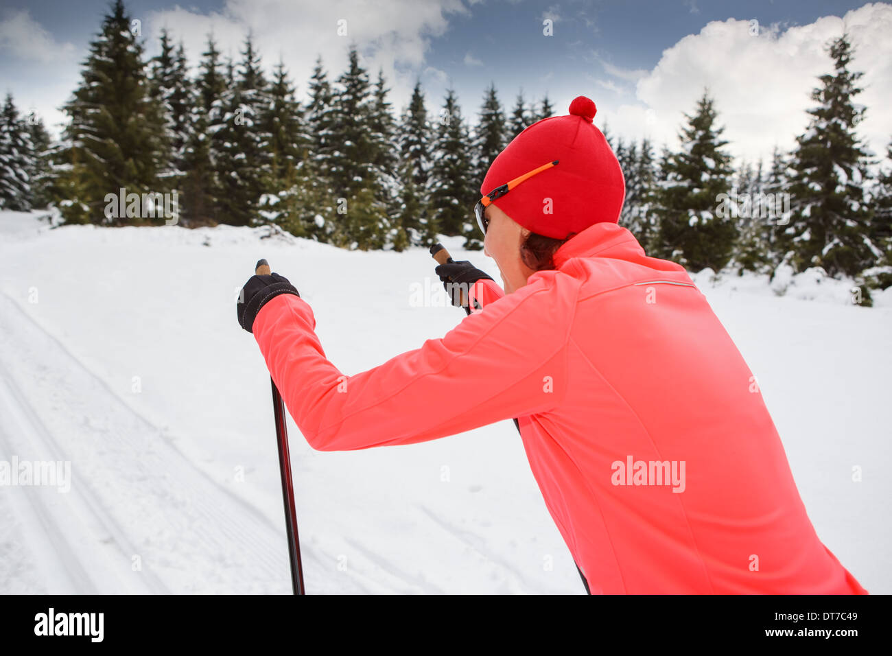 Eine Frau-Langlauf in den Alpen Stockfoto