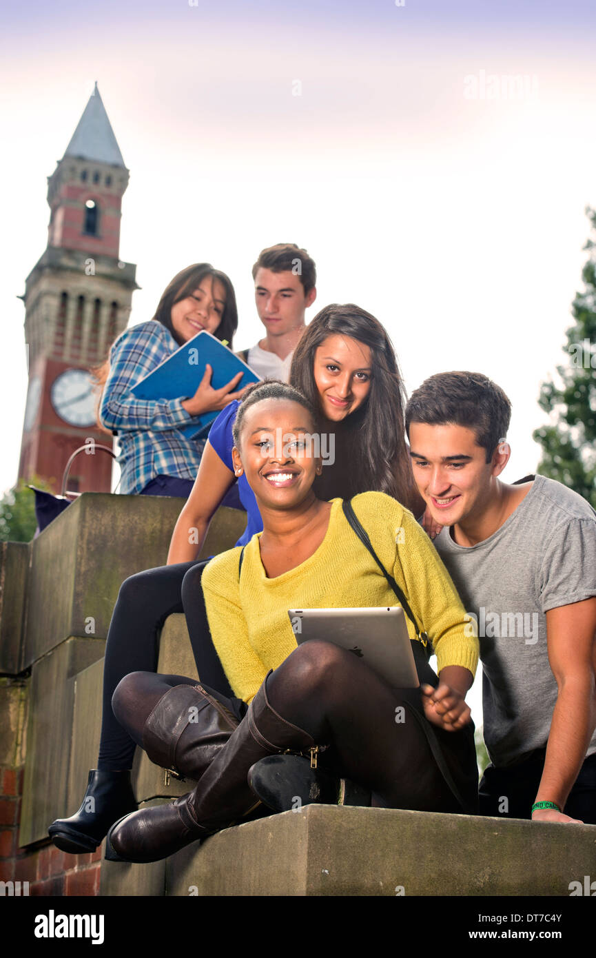Studenten an der University of Birmingham, mit Joseph Chamberlain Memorial Clock Tower UK Stockfoto