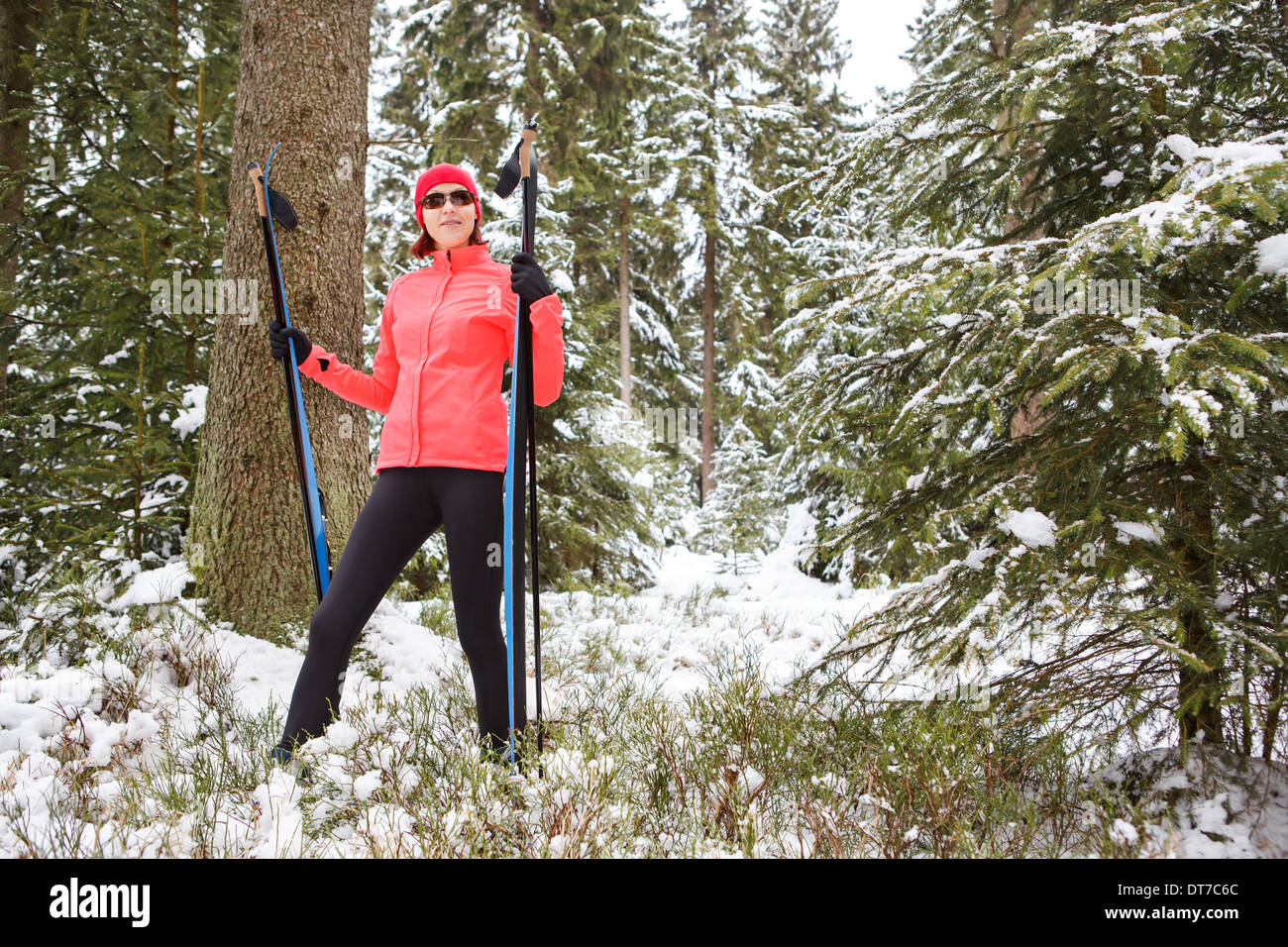 Eine Frau-Langlauf in den Alpen Stockfoto