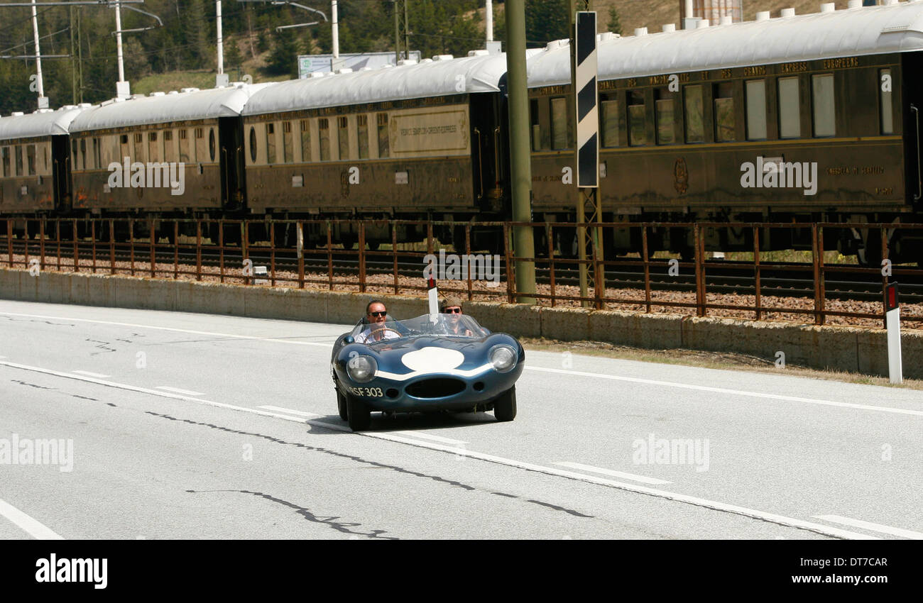 Jaguar D-Type im Brenner neben Orient-Express auf dem Weg nach Venedig Stockfoto