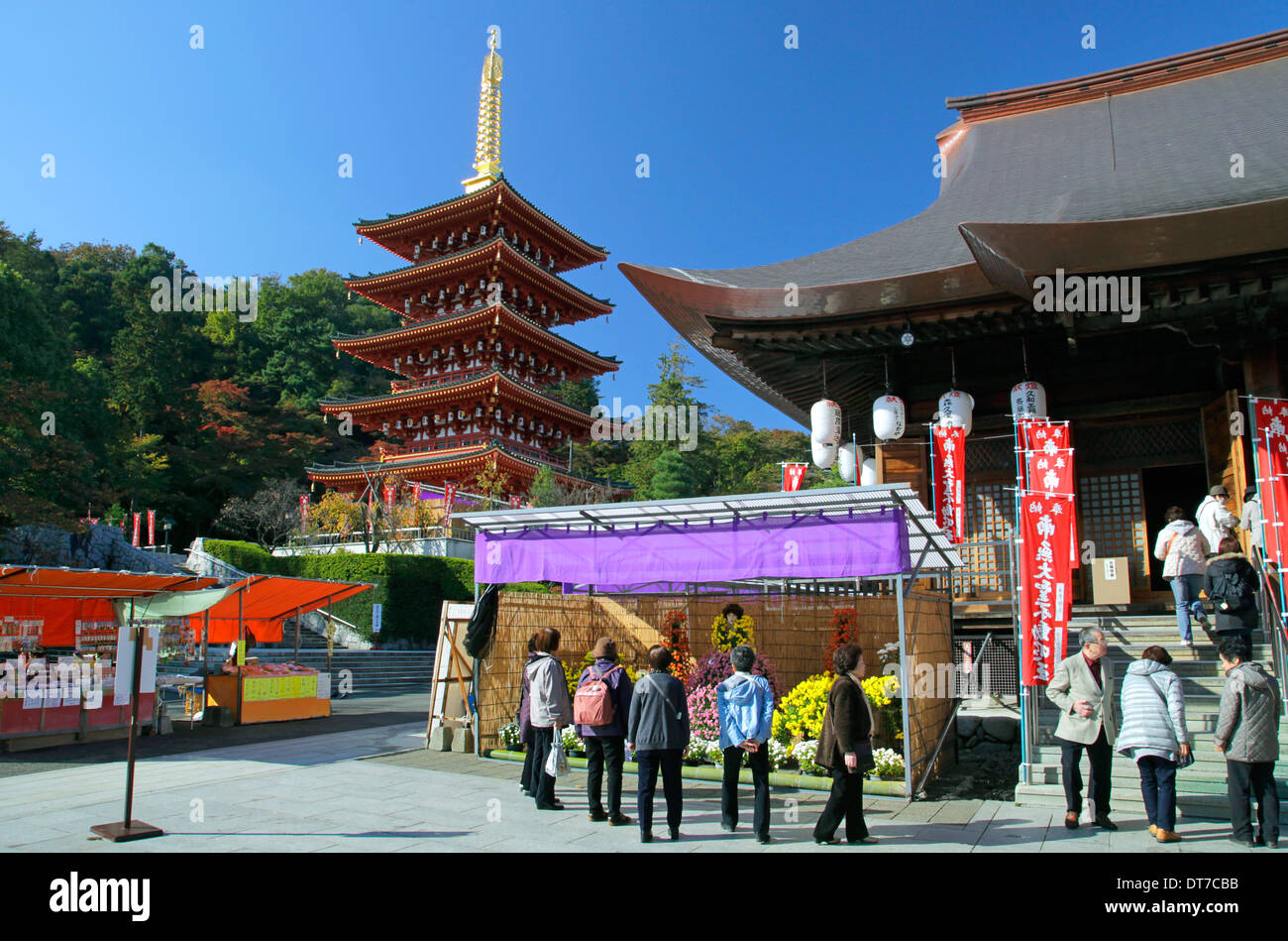Takahata Fudo Tempel fünf Pagode und Chrysantheme Puppe Tokio Japan Stockfoto