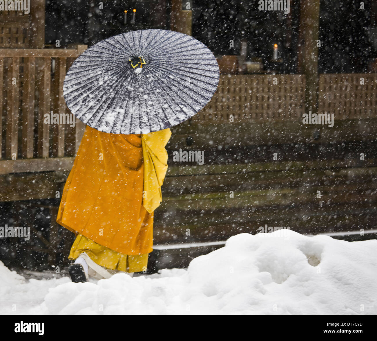 Ein buddhistisch Mönch führt durch ein Schneegestöber in Koyasan ein Zentrum für Shingon esoterischen Buddhismus Koyasan Osaka Japan Stockfoto