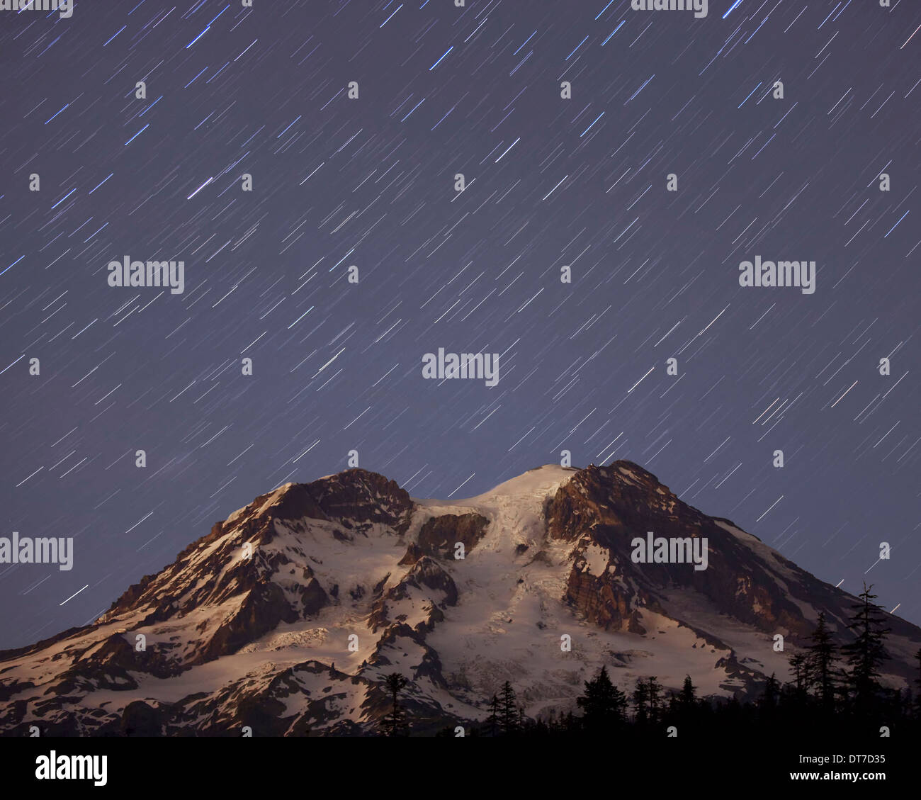 Fünf Minuten zeitlich Exposition des Nachthimmels und eine Dusche von Mount Rainier USA Sterne Stockfoto
