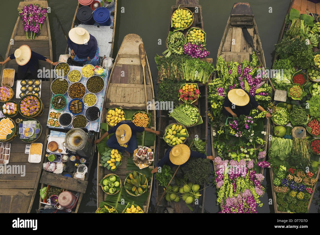 Luftaufnahme von einem schwimmenden Markt Kanal in Bangkok lokale Boote beladen mit frischen Lebensmitteln ankern dicht beieinander Bangkok Thailand Stockfoto