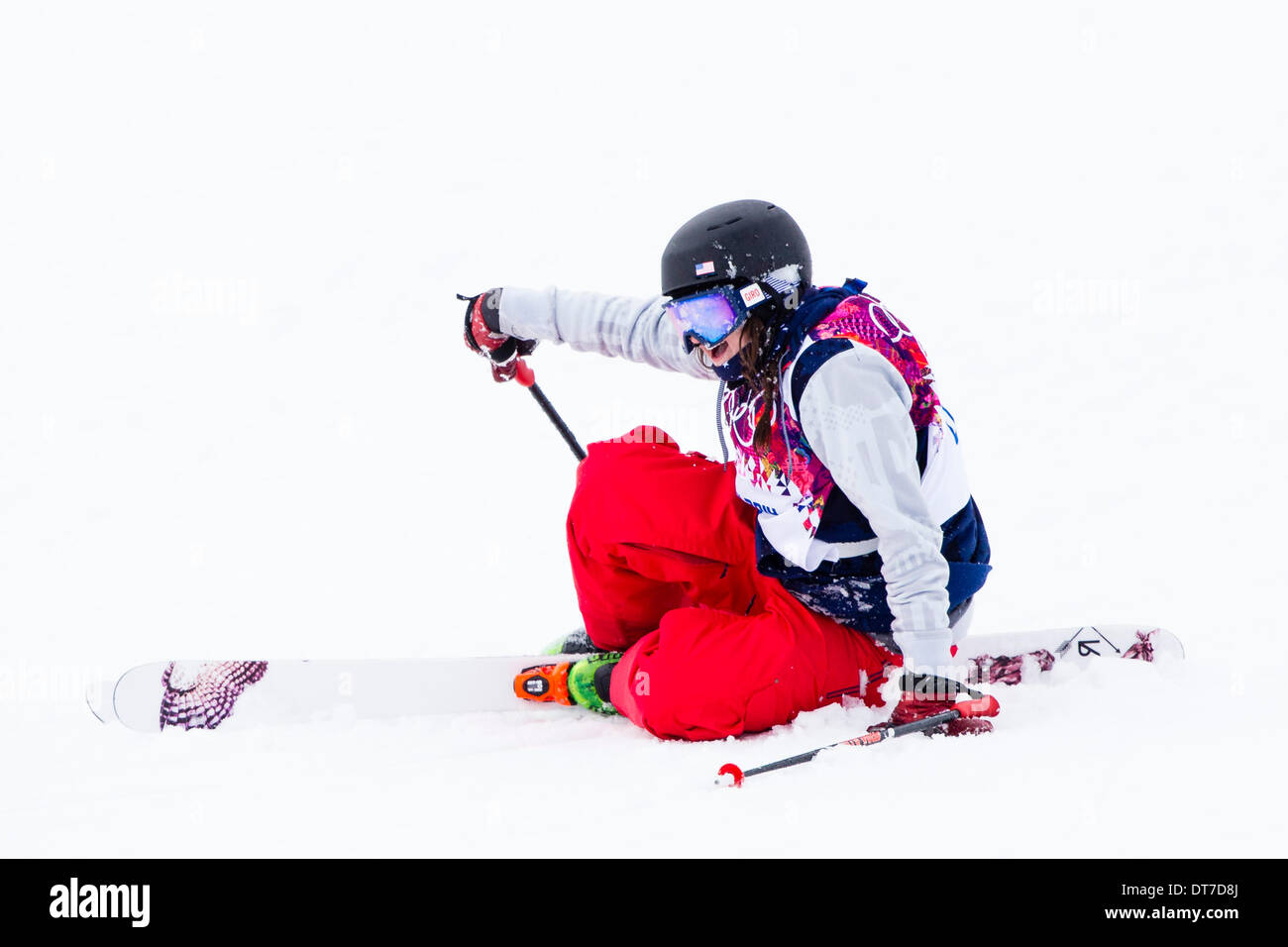 Sotschi, Russland. 11. Februar 2014. Silbermedaillengewinner Devin LOGAN (USA) auf den letzten Sprung von ihrem Finallauf tilgt aber ist in der Lage zu sehen, die lustige Seite der es während der Frauen Slopestyle Freestyle Ski Finale am Rosa Khutor Extreme Park, Mountain Cluster - XXII Olympische Winter-Spiele-Credit: Action Plus Sport Bilder/Alamy Live News Stockfoto