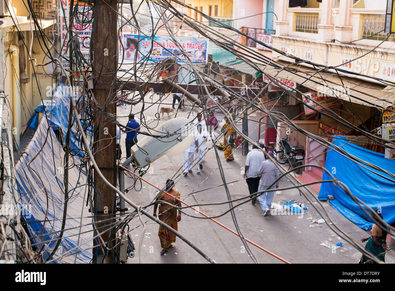 Strommasten und Kabel in einer indischen Straße. Puttaparthi, Andhra Pradesh, Indien Stockfoto