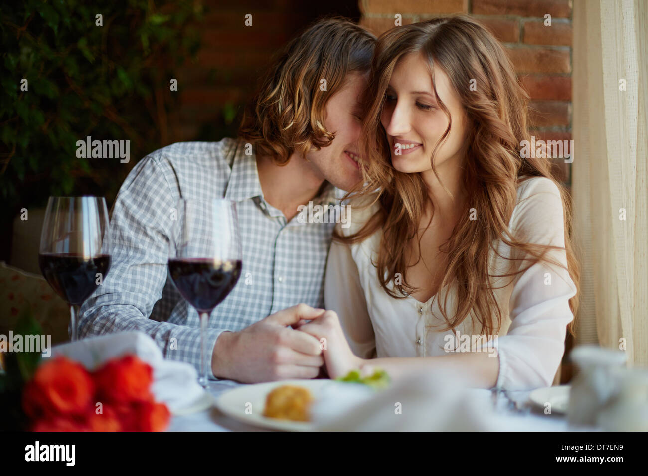Porträt von verliebten Pärchen Flirten im restaurant Stockfoto
