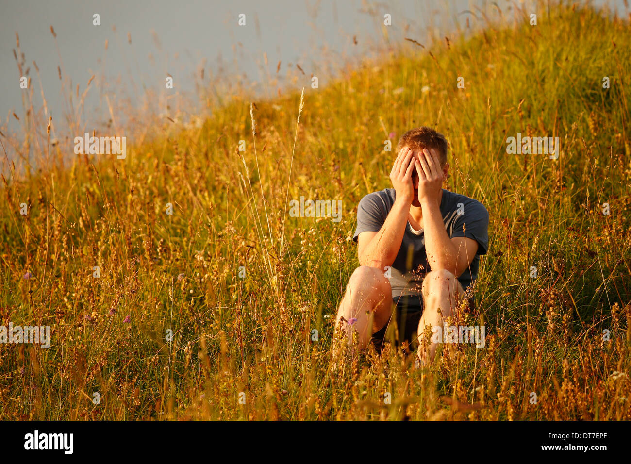 Mann, der betet vor. Stockfoto