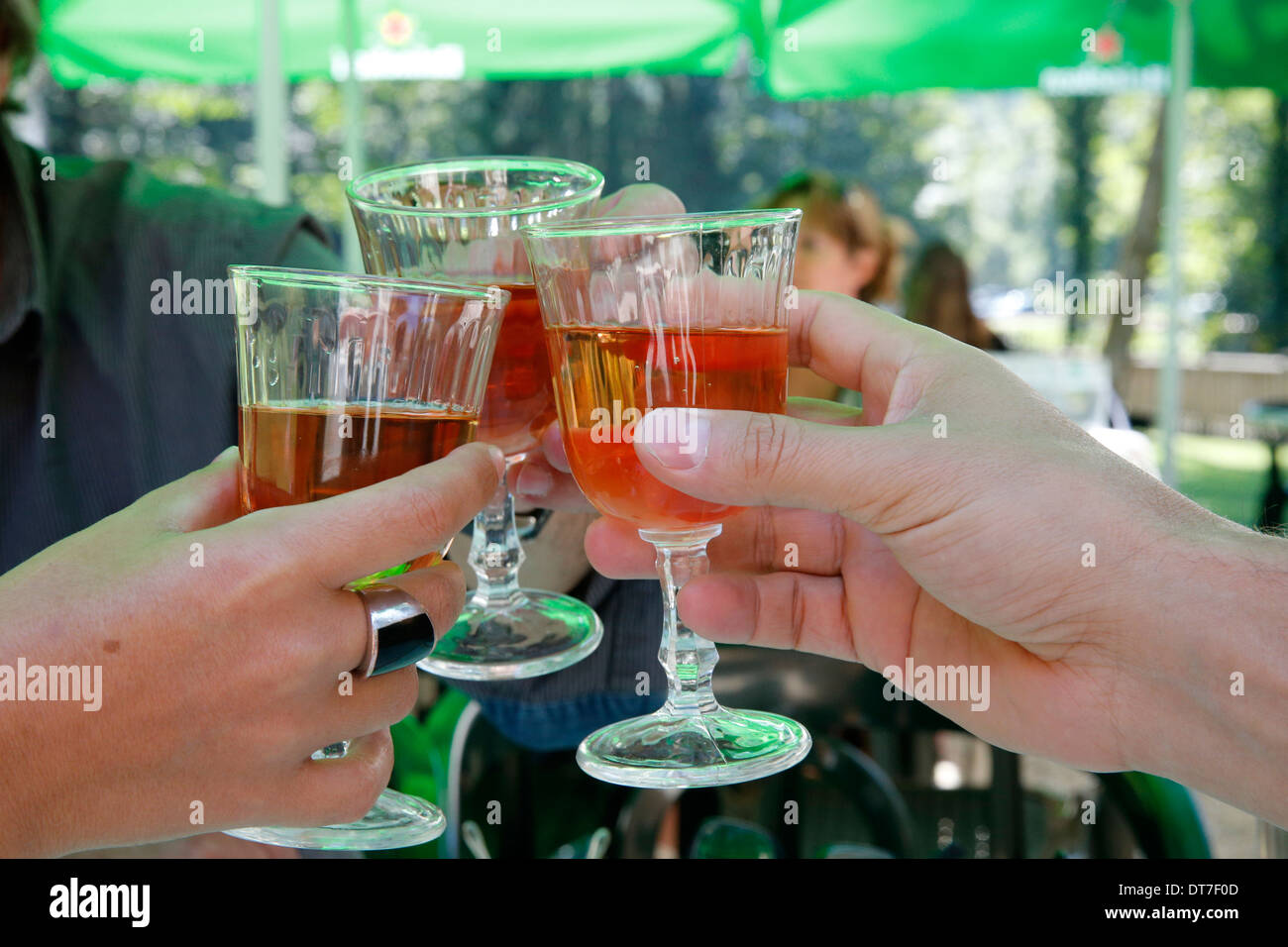 Stoßen Sie mit einem Glas Wein. Stockfoto