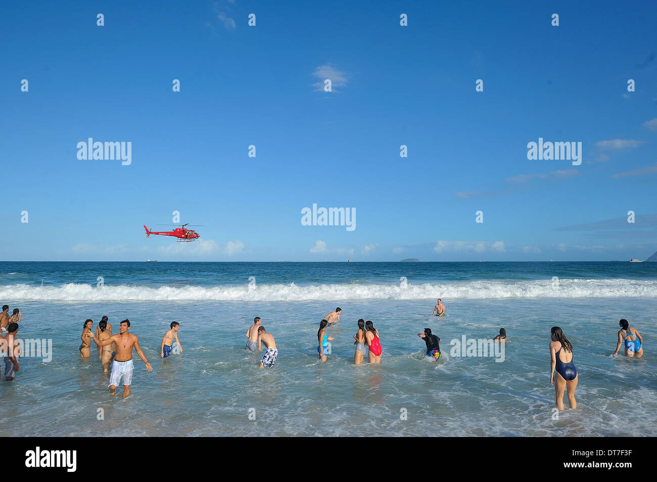 Rio De Janeiro. Weltjugendtag 2013. Pilger und Badegäste am Strand der Copacabana Stockfoto