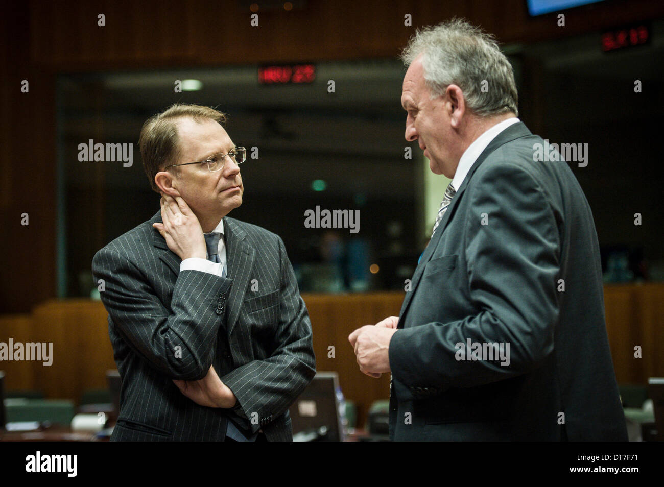 Slowenische Staatssekretär Igor seitens (L) spricht mit slowenischen Botschafters während allgemeine Angelegenheit Rat European Affairs Minister am Sitz des Europäischen Rates in Brüssel, Belgien auf 11.02.2014, die Minister eine Entscheidung über die Genehmigung für das Inverkehrbringen für Zwecke der Anbau von gentechnisch verändertem Mais 1507 treffen. Der Rat setzte auch eine militärische Operation, zu einer sicheren Umgebung in der Zentralafrikanischen Republik, als autorisierte der Sicherheitsrat der Vereinten Nationen in Auflösung 2134 beizutragen. von Wiktor Dabkowski Stockfoto