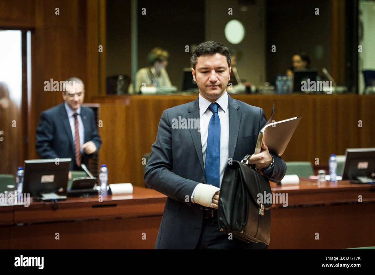 Bulgarische Außenminister, Kristian Vigenin während der allgemeinen Angelegenheit Rat European Affairs Minister am Sitz des Europäischen Rates in Brüssel, Belgien auf 11.02.2014, die Minister eine Entscheidung über die Genehmigung für das Inverkehrbringen für Zwecke der Anbau von gentechnisch verändertem Mais 1507 treffen. Der Rat setzte auch eine militärische Operation, zu einer sicheren Umgebung in der Zentralafrikanischen Republik, als autorisierte der Sicherheitsrat der Vereinten Nationen in Auflösung 2134 beizutragen. von Wiktor Dabkowski Stockfoto