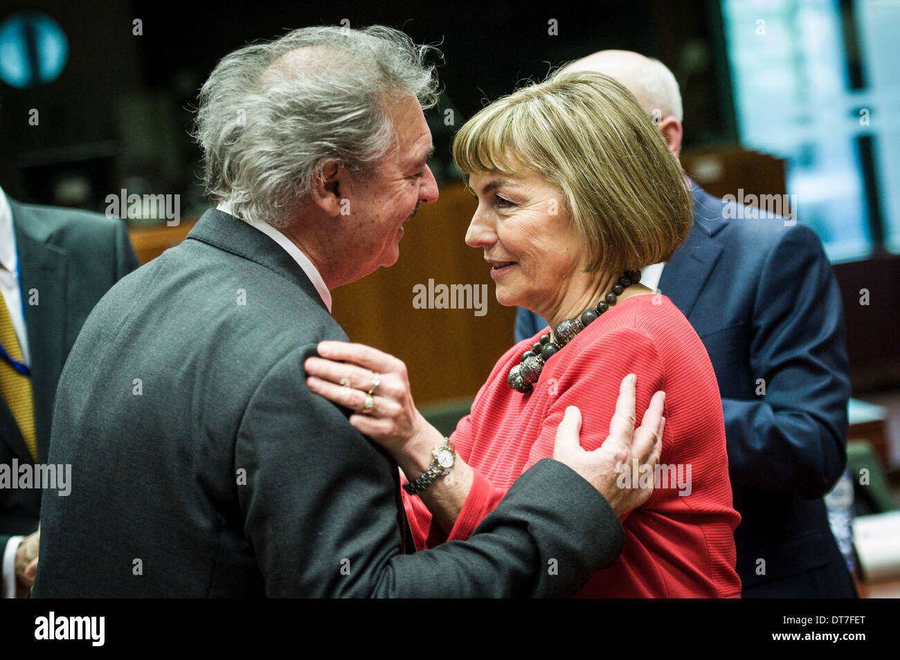Kroatische Vize-Premierminister Vesna Pusic (R) und der luxemburgische Außenminister Jean Asselborn während allgemeine Angelegenheit Rat European Affairs Minister am Sitz des Europäischen Rates in Brüssel, Belgien auf 11.02.2014, die Minister eine Entscheidung über die Genehmigung für das Inverkehrbringen für Zwecke der Anbau von gentechnisch verändertem Mais 1507 treffen. Der Rat setzte auch eine militärische Operation, zu einer sicheren Umgebung in der Zentralafrikanischen Republik, als autorisierte der Sicherheitsrat der Vereinten Nationen in Auflösung 2134 beizutragen. von Wiktor Dabkowski Stockfoto