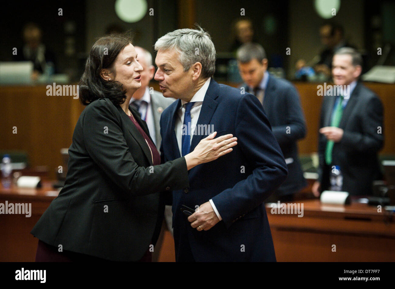 Birgitta Ohlsson der schwedische Minister für EU-Angelegenheiten (L) und belgischen Außenministers Didier Reynders während allgemeine Angelegenheit Rat European Affairs Minister beim Europäischen Rat am Hauptsitz in Brüssel, Belgien auf 11.02.2014, die Minister eine Entscheidung über die Genehmigung für das Inverkehrbringen für Zwecke der Anbau von gentechnisch verändertem Mais 1507 treffen. Der Rat setzte auch eine militärische Operation, zu einer sicheren Umgebung in der Zentralafrikanischen Republik, als autorisierte der Sicherheitsrat der Vereinten Nationen in Auflösung 2134 beizutragen. von Wiktor Dabkowski Stockfoto