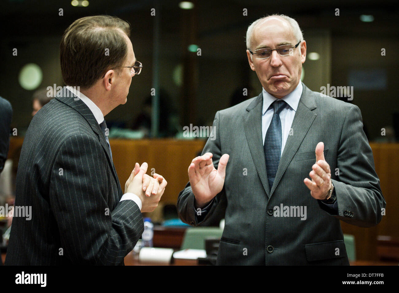 Slowenische Staatssekretär Igor seitens (L) und Französisch European Affairs Minister Thierry Repentin während der allgemeinen Angelegenheit Rat European Affairs Minister am Sitz des Europäischen Rates in Brüssel, Belgien auf 11.02.2014 nehmen die Minister eine Entscheidung über die Genehmigung für das Inverkehrbringen für Zwecke der Anbau von gentechnisch verändertem Mais 1507. Der Rat setzte auch eine militärische Operation, zu einer sicheren Umgebung in der Zentralafrikanischen Republik, als autorisierte der Sicherheitsrat der Vereinten Nationen in Auflösung 2134 beizutragen. von Wiktor Dabkowski Stockfoto