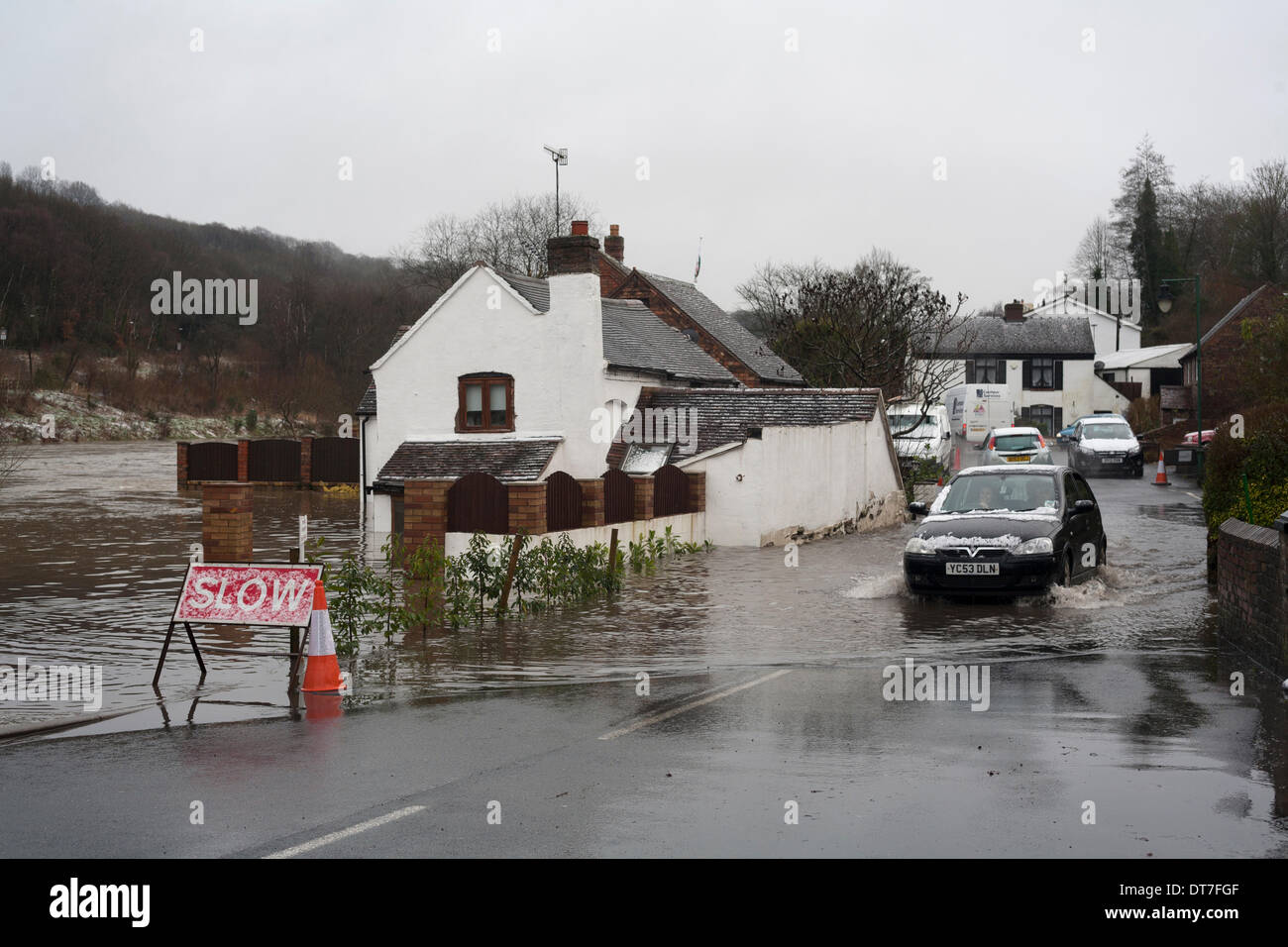 Steckfeld, Shropshire, UK. 11. Februar 2014. Den Fluss Severn ist bei einer Zehn-Jahres-hoch in Teilen von Shropshire, England. Das Dorf Steckfeld ist doppelt so schwer, wie einer der Straßen ins Dorf abgeschlossen ist, da vor Weihnachten, wegen einer eingestürzten mine, und jetzt einen anderen Weg ist kaum der Rede Wert wegen der Überschwemmungen betroffen. Wasserstände, Conitinue voraussichtlich in den nächsten Tagen steigen. Bildnachweis: Rob Carter/Alamy Live-Nachrichten Stockfoto