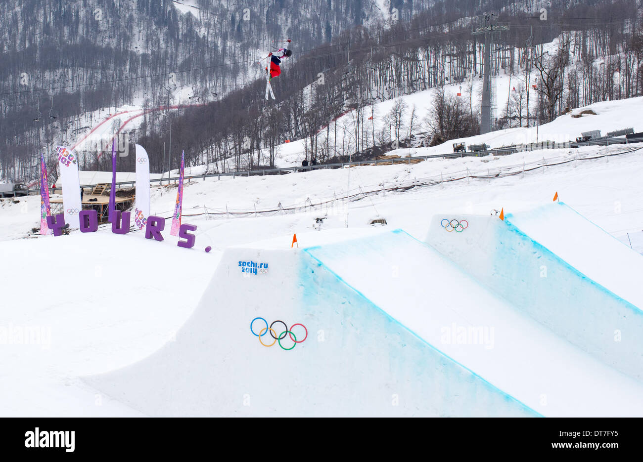 Sotschi, Russland. 11. Februar 2014. Silbermedaillengewinner, Devin Logan (USA) gehen an die XXII Olympische Winterspiele, Sochi2014 groß. Damen Ski Slopestyle Qualifikationsrunde an die Rosa Khutor Extreme Park, Russland. Bildnachweis: Action Plus Sport Bilder/Alamy Live News Stockfoto