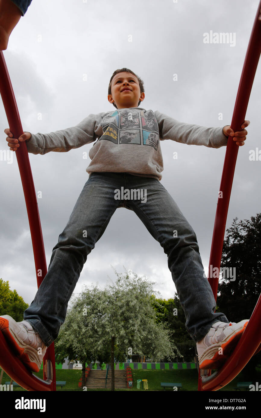 7-jähriger Junge in einem park Stockfoto