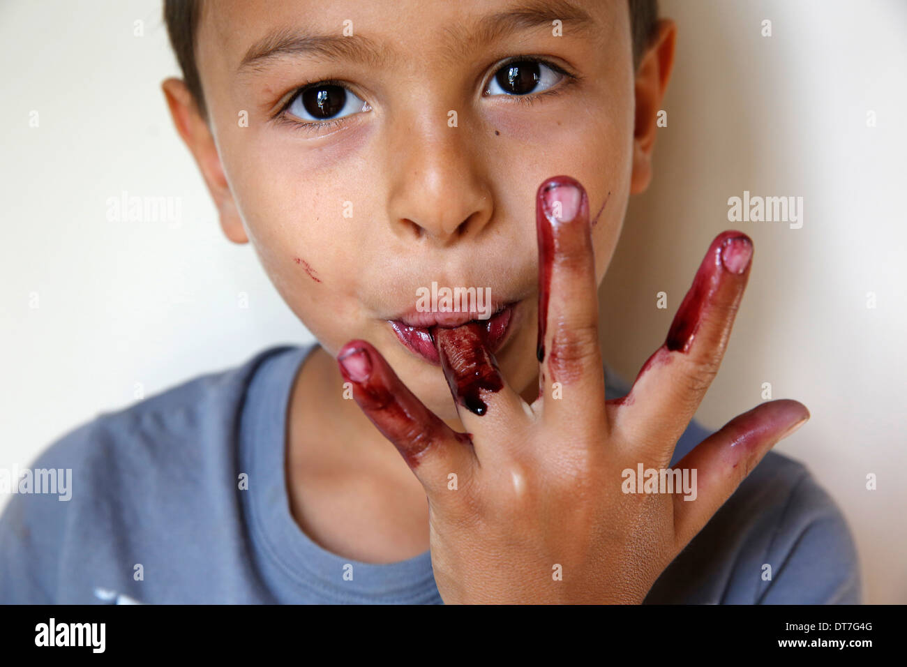 Seine Finger lecken junge Stockfoto