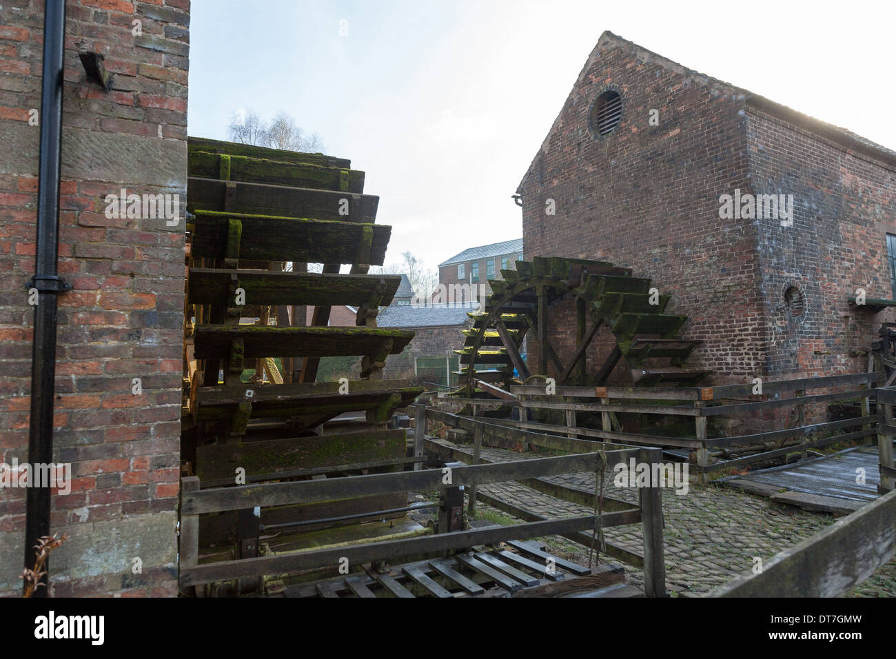 2 Wasserräder von Cheddleton Flint Mill Cheddleton Staffordshire England UK Stockfoto