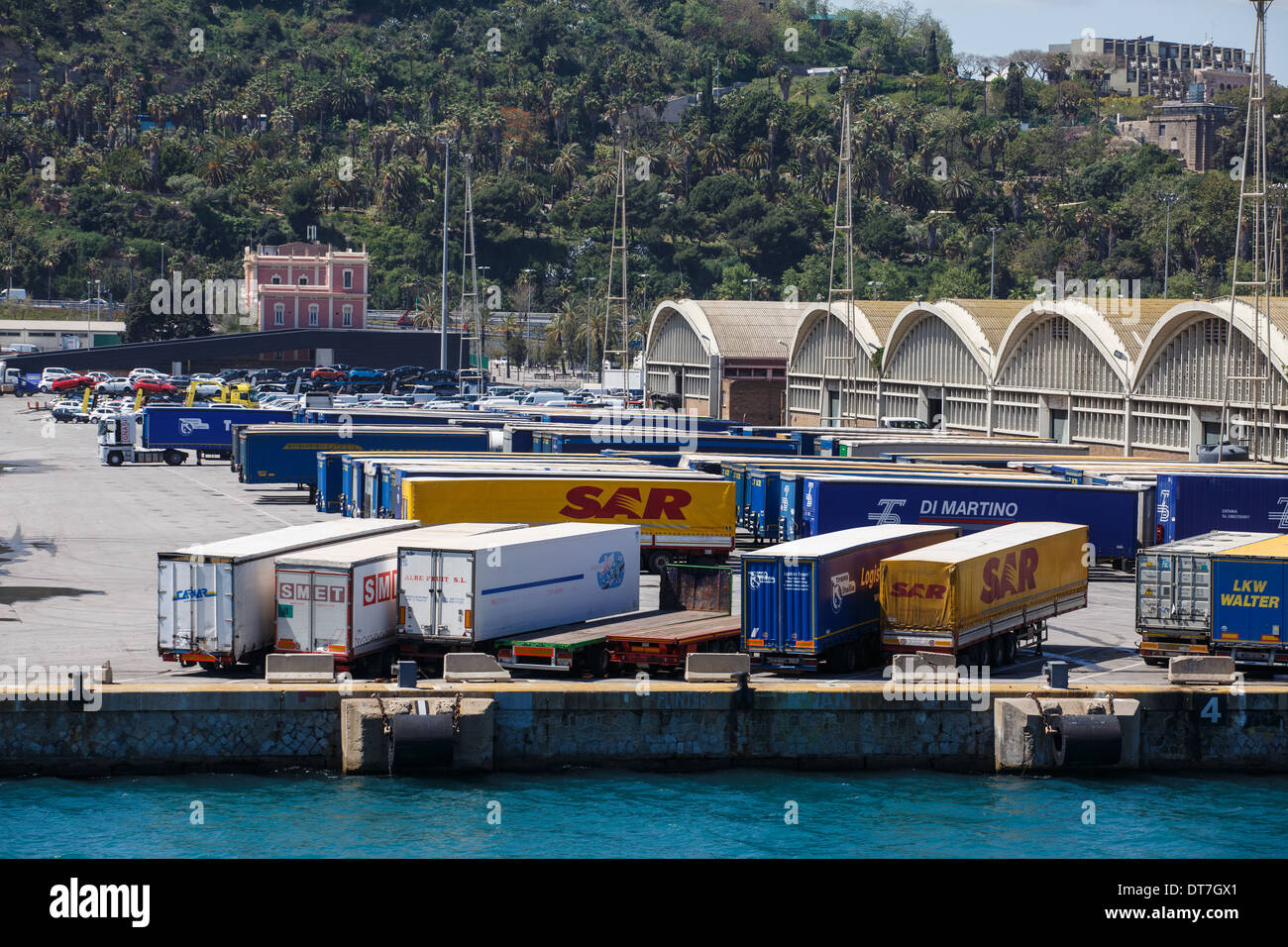 LKW und Container an einem Fracht-Pier im Hafen von Barcelona Stockfoto