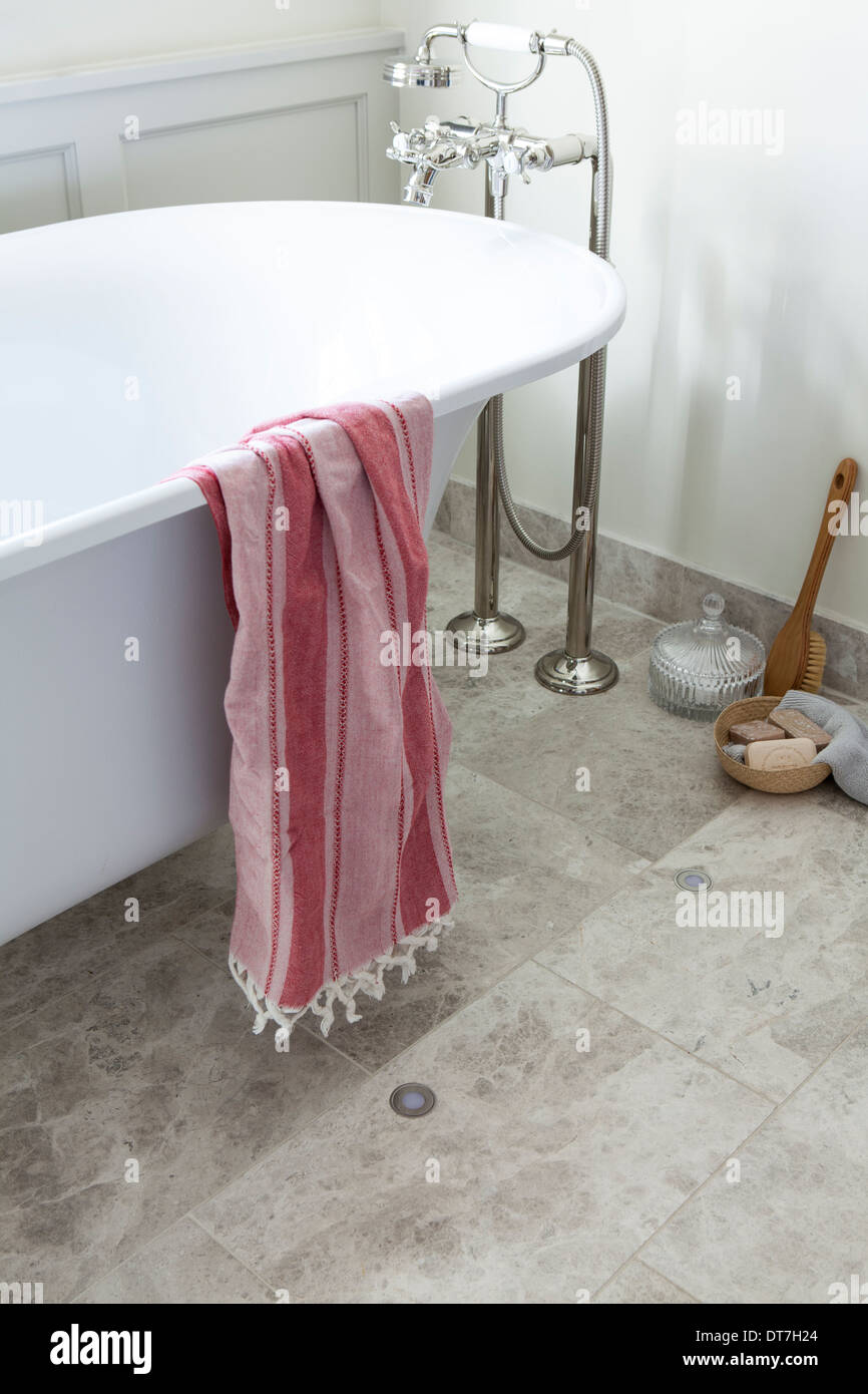 Moderne Badezimmer mit Roll Top Bad und Mandarin Steinfliesen und Bodenbelag Stockfoto