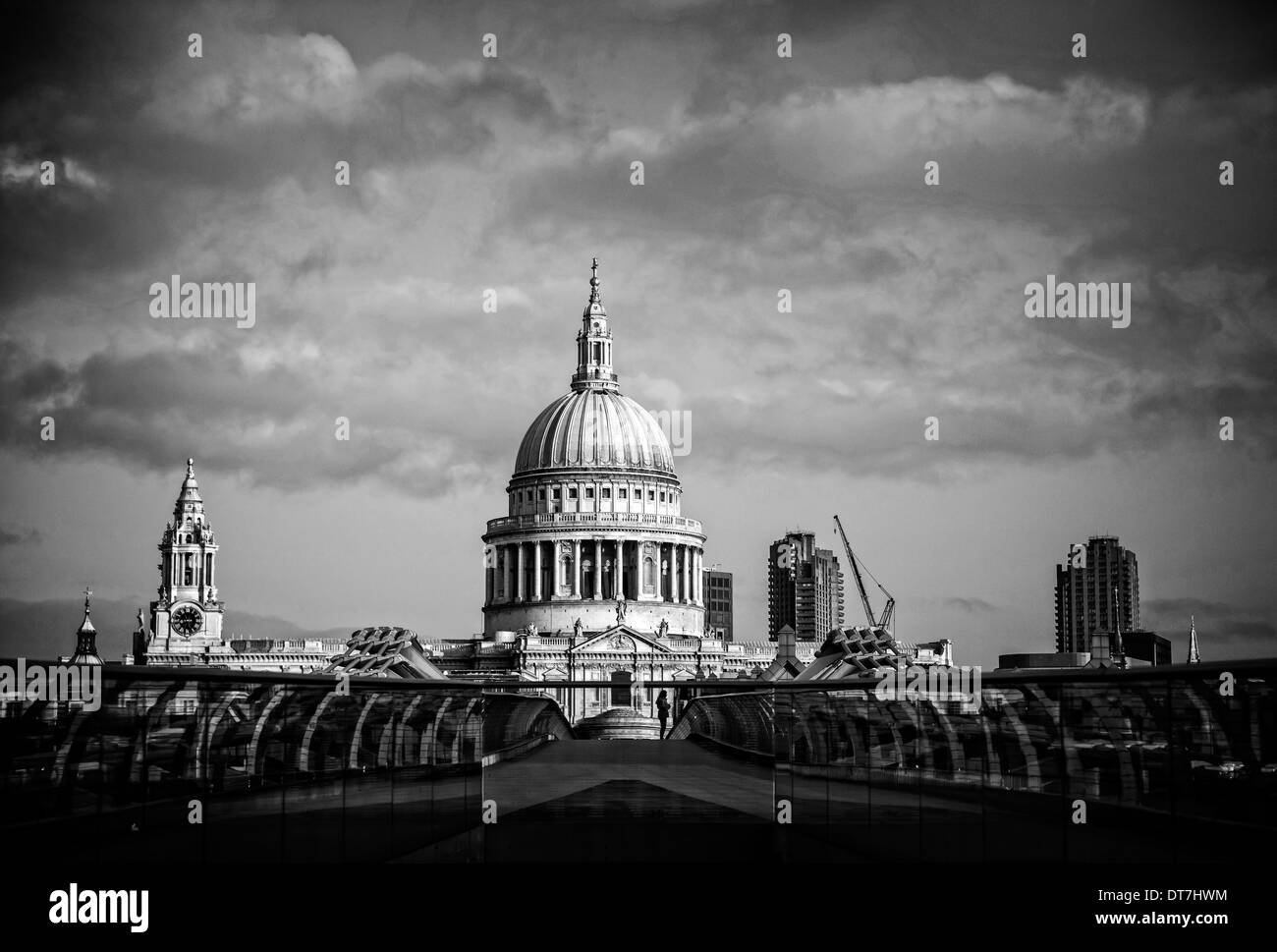 Blick über die Millennium Bridge in der St. Pauls Kathedrale mit einem einzigen Weibchen suchen flussabwärts. Stockfoto