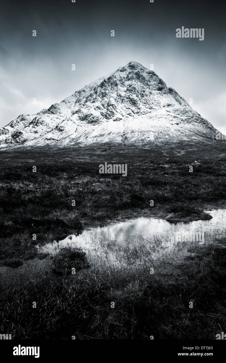 Höhepunkt des Stob Dearg spiegelt sich in einem sumpfigen Buachaille Etive Mor, Glencoe, Highlands, Schottland. UK Stockfoto