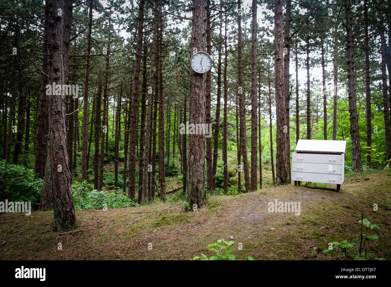 Kunst-Skulptur-Möbel in einer Wald-Installation bei Oerol Festival Terschelling Niederlande Stockfoto