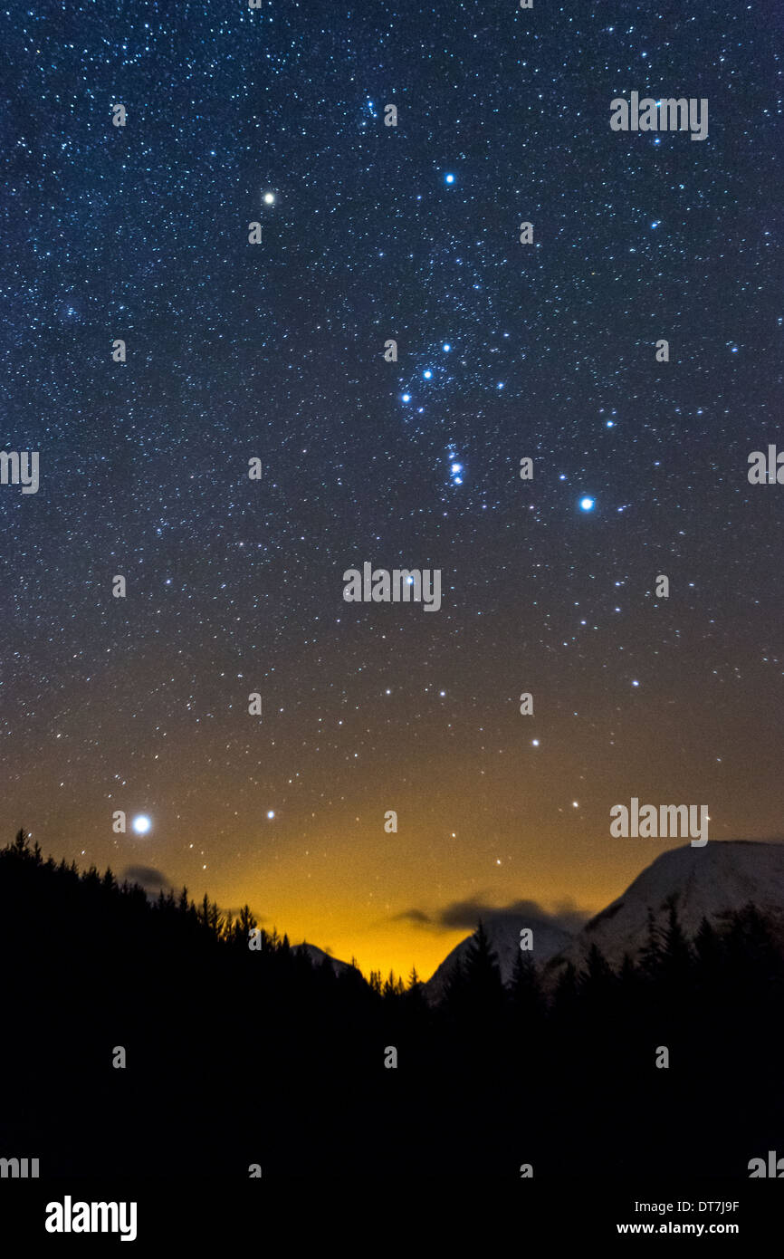 Astronomie-Foto zeigt das Sternbild des Orion & Orionnebel, Sirius, Jupiter nehmen bei Glencoe Lochan, Schottland, Vereinigtes Königreich Stockfoto