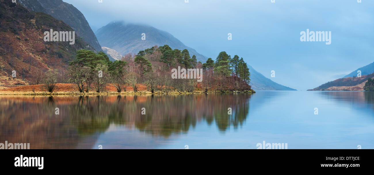 Reflexionen von Hügeln und Bäumen in den Gewässern von Loch Shiel, Lochaber, Highlands, Schottland Stockfoto