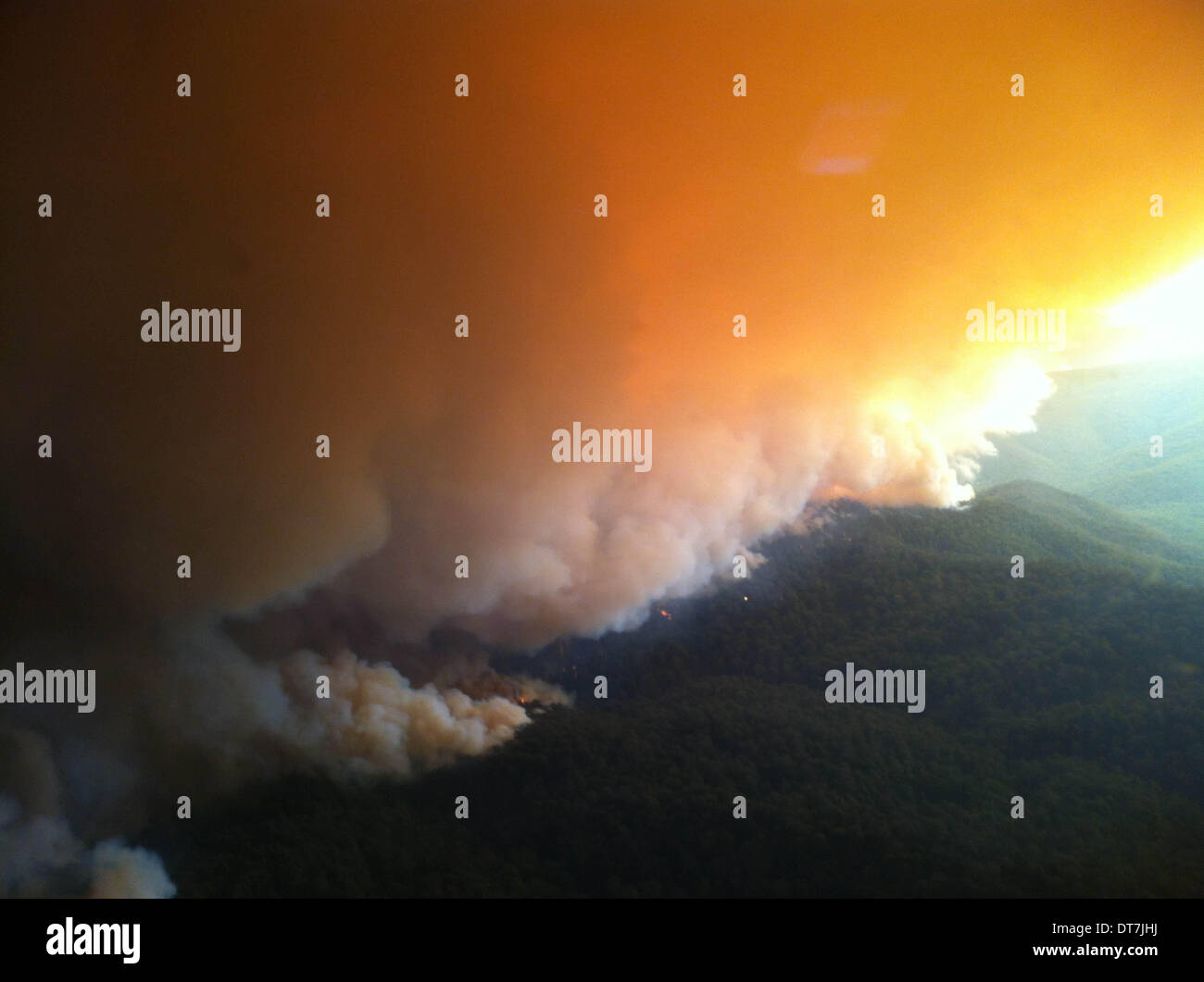 Melbourne, Australien. 10. Februar 2014. Foto von Feuer Behörde freigegeben zeigt Buschfeuer in East Gippsland Region, Australien, 10. Februar 2014. Australiens Südosten Bundesstaat Victoria ist schlimmste Buschfeuer bedroht da die schwarzen Samstag im Jahr 2009 mehr als 100 Blaze quer durch den Staat in einem trockenen und windigen Wetter tobte. Bildnachweis: Land Fire Authority/Xinhua/Alamy Live-Nachrichten Stockfoto