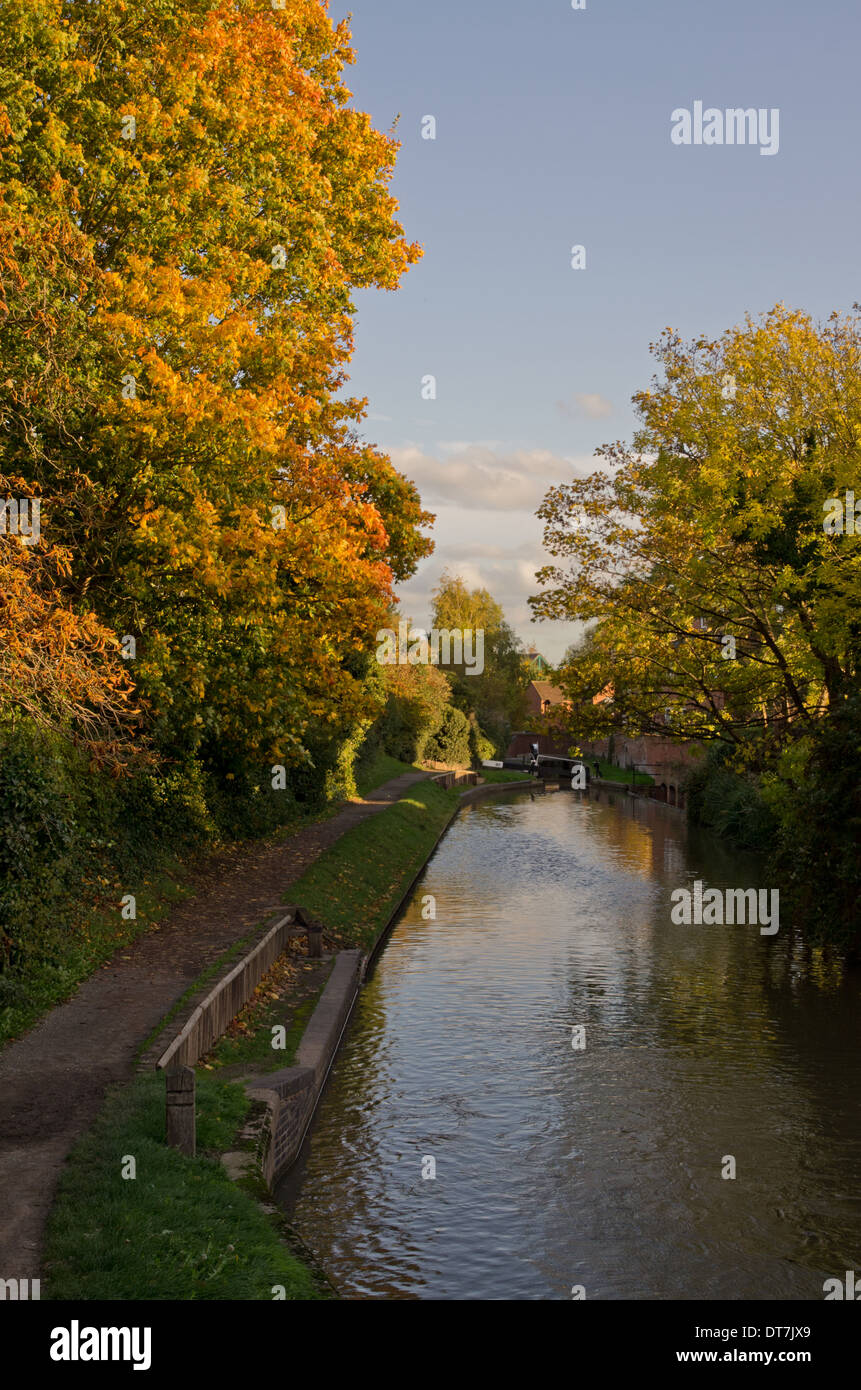 Die Avon Navigation-Kanal als es betritt Stratford on Avon Stockfoto