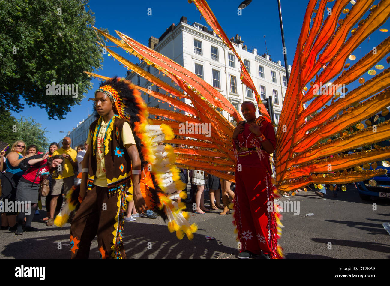 Mann in einem reich verzierten Karnevalskostüm, die an der Straße Prozession, Notting Hill Carnival, London, England Stockfoto