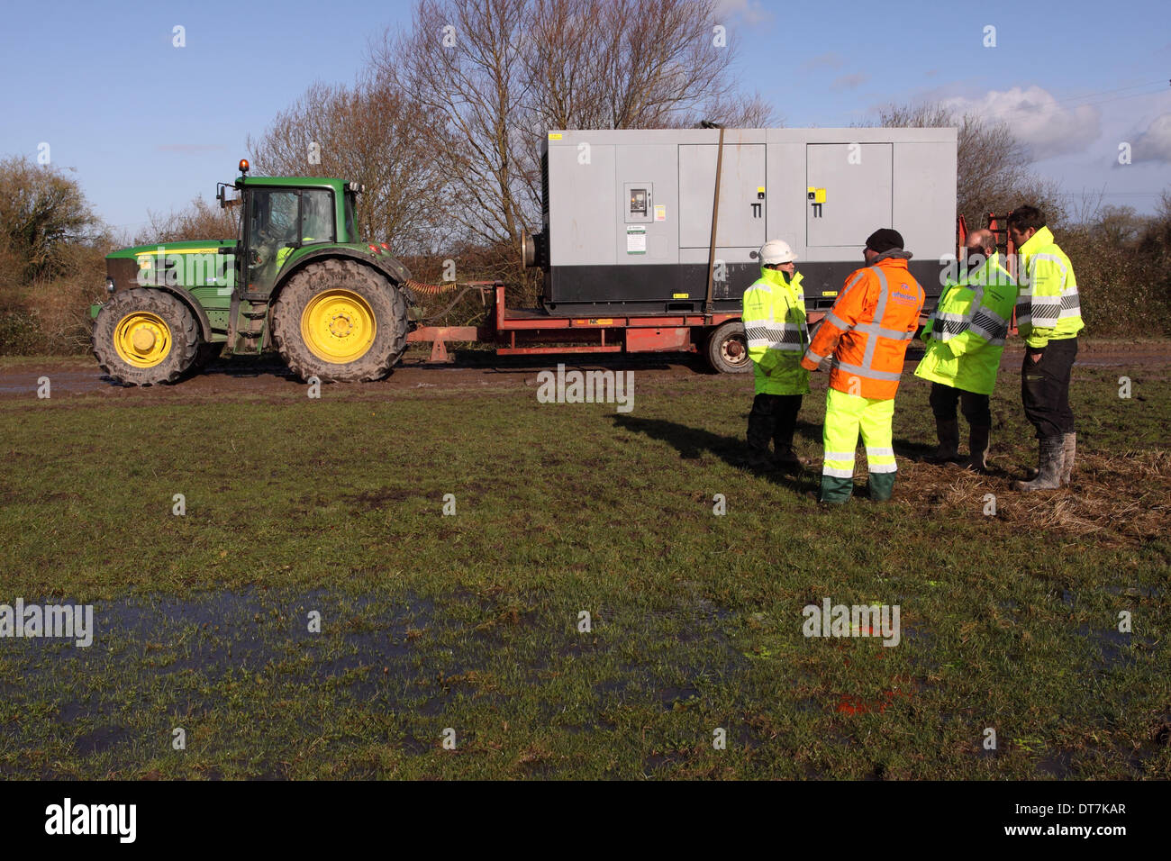 Moorland Pumping Station in der Nähe von Burrowbridge, Somerset Levels, 11. Februar 2014. Umweltagentur Mitarbeiter planen den Einsatz von zwei großen Vakuum assistierte Pumpen Wasser in die angrenzenden Fluß Parrett. Die 450SH-Pumpen haben eine maximale Kapazität von 4500 m3 / h. Stockfoto